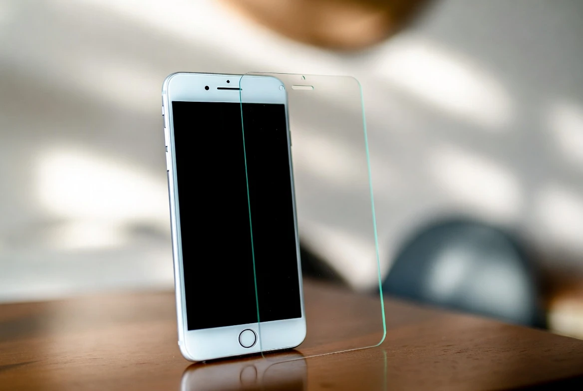 Зачем смартфону защитное стекло: что это, использовать или нет 3