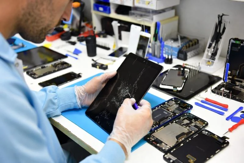 Основные ошибки при замене дисплеев и тачскринов на смартфонах и планшетах: как действовать аккуратно и чего нужно избегать